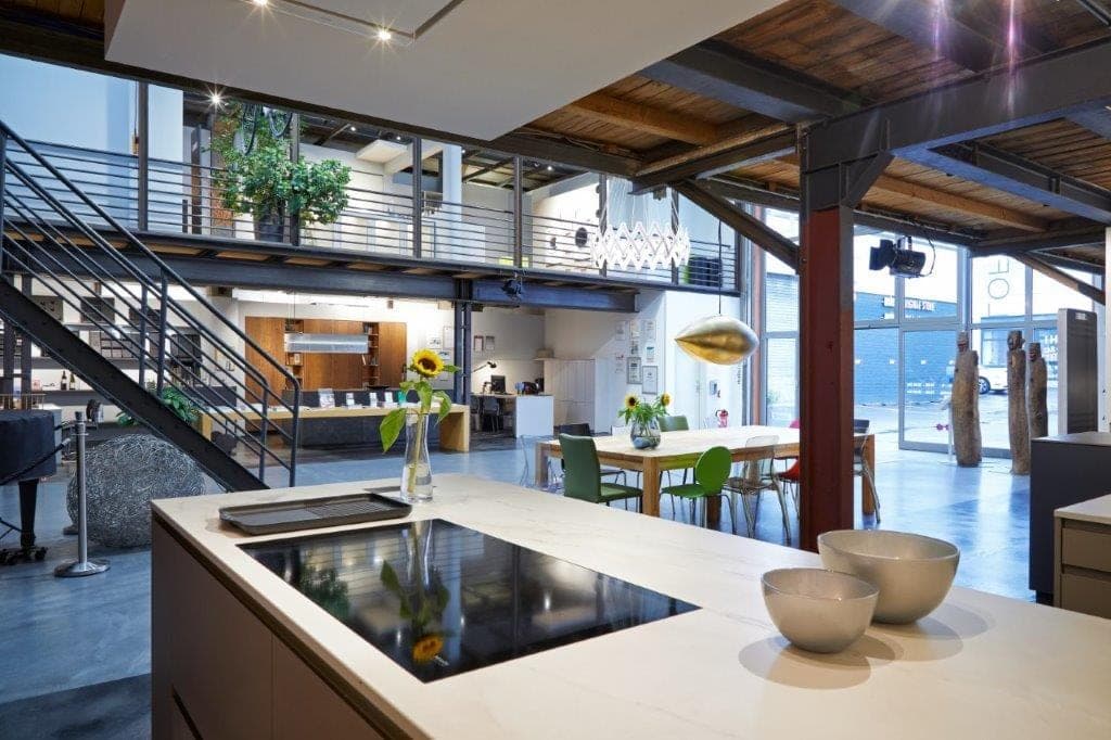 Kücheninsel mit bündig eingelassenem Kochfeld in einem Loft