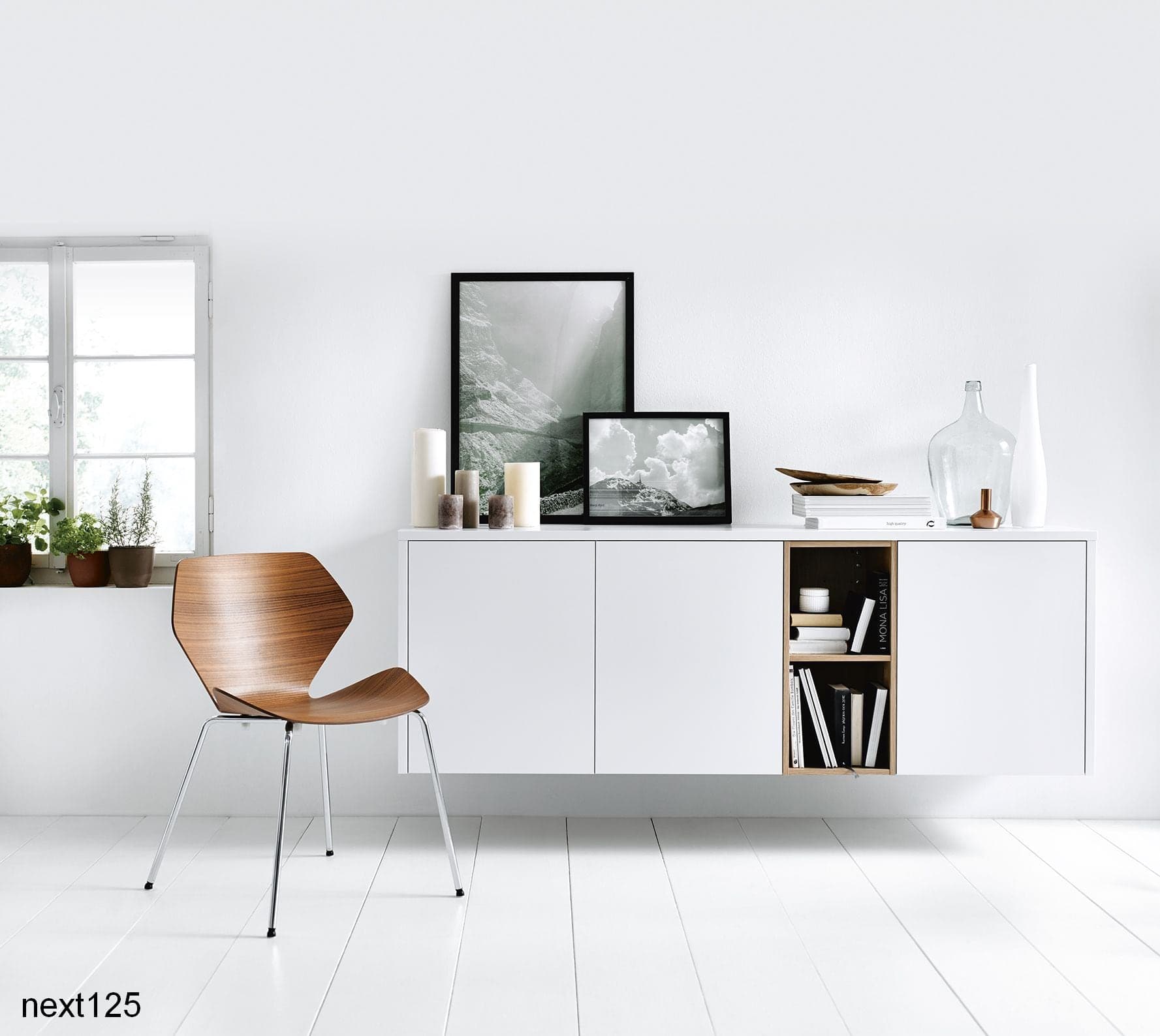 Hängendes weißes next125-Sideboard mit Holz-Innenleben im Wohnzimmer
