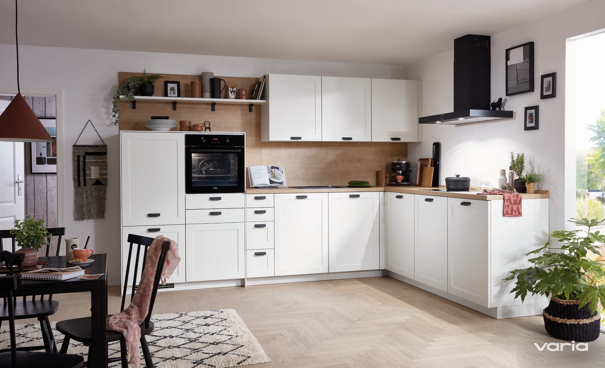 L-Küche, Arbeitsplatte in Holzoptik, Schwarze Einbaugeräte. Purion Modell Braunschweig