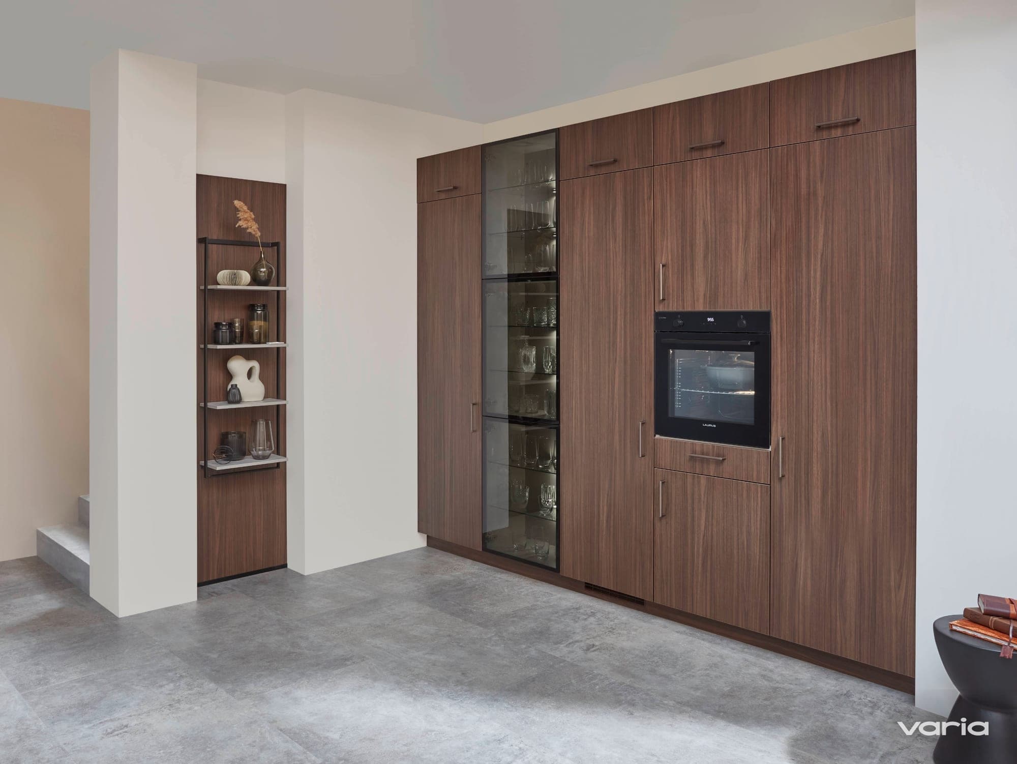 Raumhohe Purion-Schrankwand in Nussbaum mit Glasvitrine und integriertem Backofen