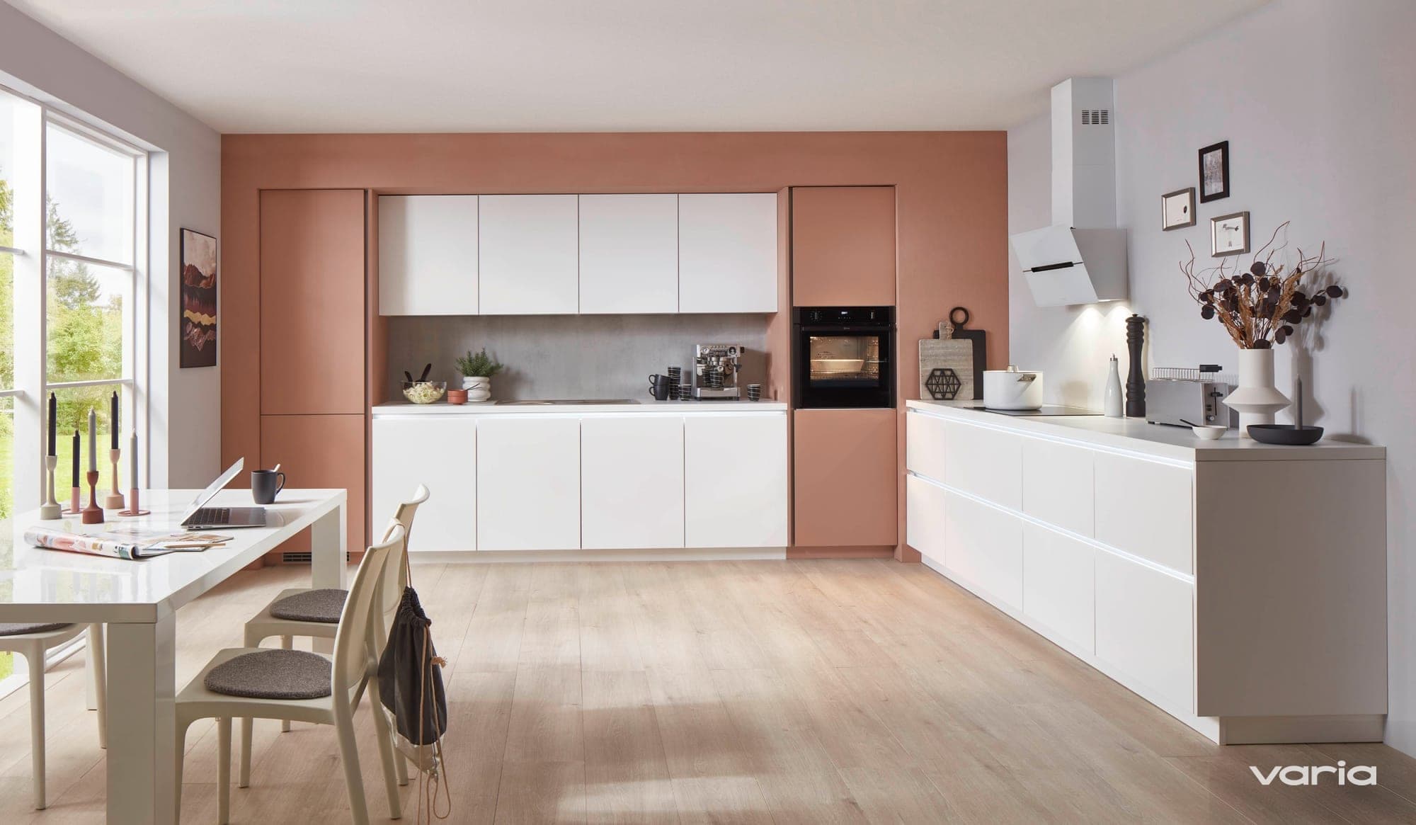 Purion-Küche in Rosé und Weiß mit farbigen Oberschränken