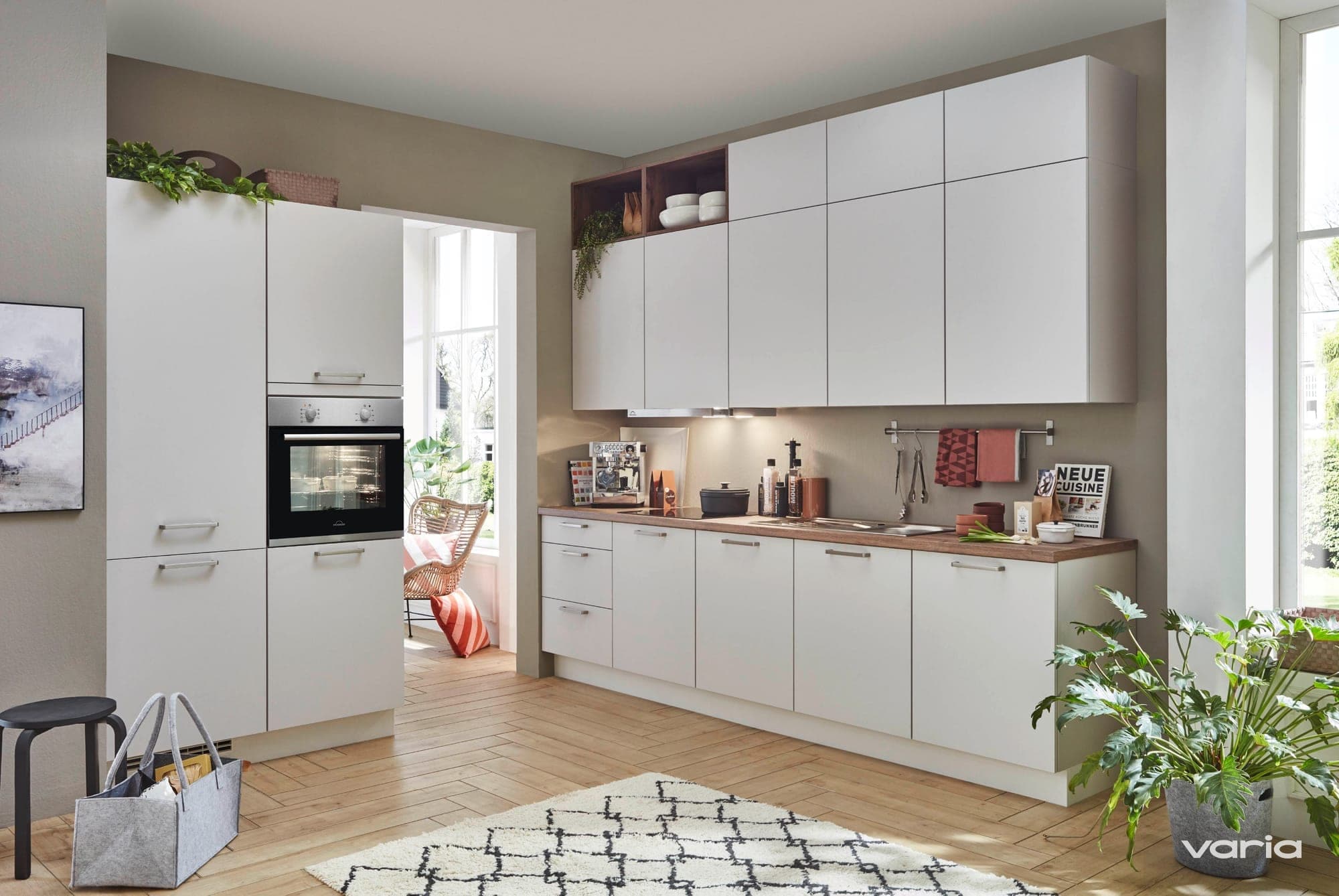 Küchenzeile, Hochgesetzter Backofen, Geräteblock mit zwei Hochschränken. Purion Modell München